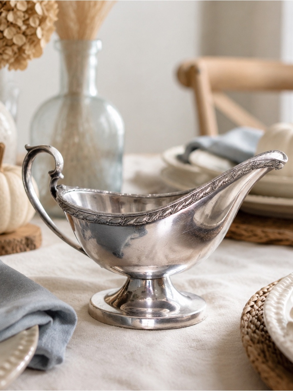 Vintage Wm Rogers Acanthus Silverplate Pedestal Gravy Sauce Boat